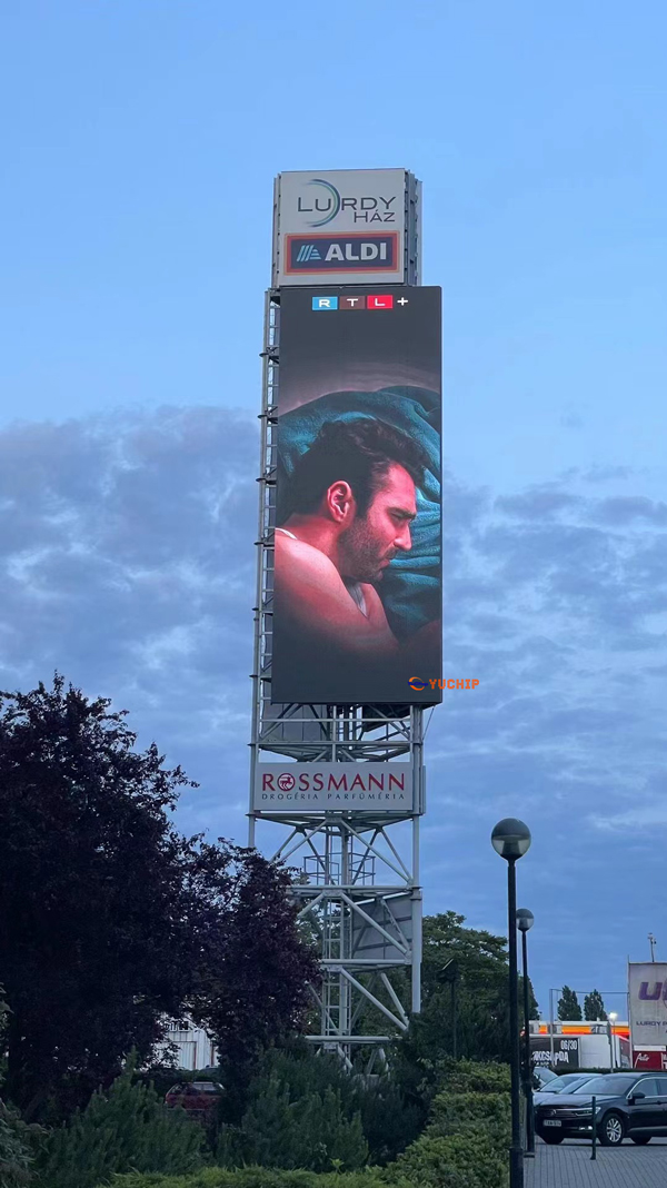 Instalação de tela LED externa em poste ou torre de aço